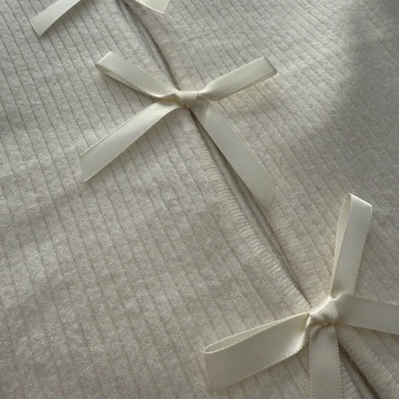 New without tags-Satin Bow Cutout Knit Long Sleeve Top - Le Lis- size medium - Picture 3 of 6